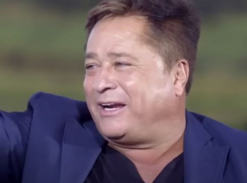 O sertanejo foi processado por, pelo menos, 10 clientes da empresa AGX Smart Life, que vende lotes e casas na cidade de Querência, no Mato Grosso.