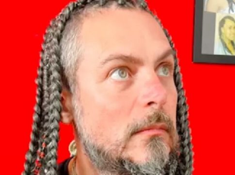 Ator Luigi Baricelli aparece com um visual novo e surpreende
