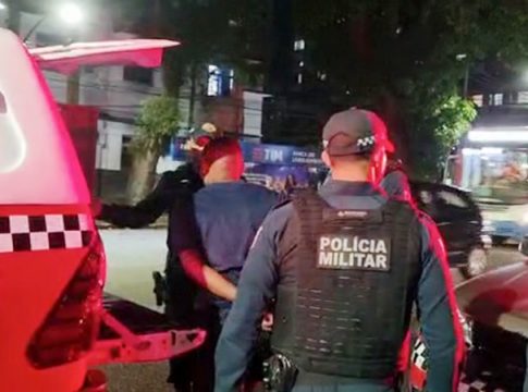 Vídeo: vítima enfrenta trio de assaltantes e dois são presos
