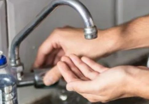 Falta de água em Belém: abastecimento suspenso em diversos bairros devido a queda de árvore na rede elétrica.
