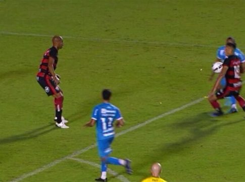 Confira vídeos e áudios do VAR com gol do Vitória e expulsão