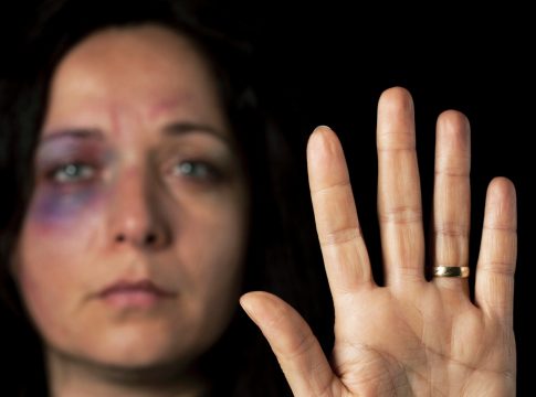 O Supremo está prestes a decidir sobre quem deve assumir os custos dos salários de mulheres vítimas de violência doméstica.
