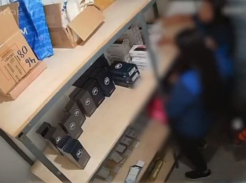 Ladrões "limpam" loja de celular em shopping de Belém