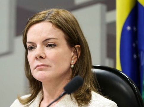 Gleisi atribui assassinato de petista a comando de Bolsonaro 