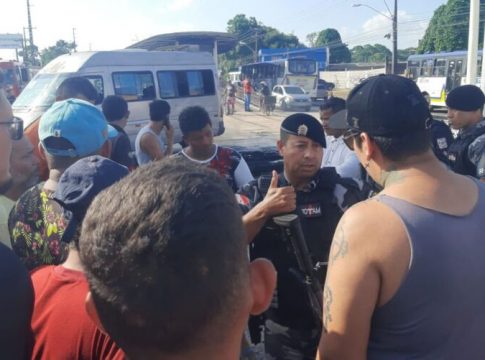 Morte de cobrador de van gera protesto na Augusto Montenegro