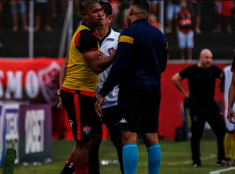 Atacante do Vitória tem celular furtado na comemoração