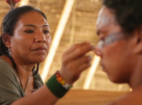 Trecho do documentário “A Pajé”, que conta a história de Júlia Yawanawa no Acre. Foto: Divulgação