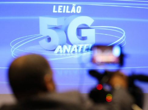 O decreto regulamenta a Lei Municipal 9.871, de 12 de dezembro de 2022, além de estabelecer procedimentos aplicáveis à implantação de infraestrutura de suporte para a Estação Transmissora de Radiocomunicação (ETR), que é um conjunto de equipamentos ou aparelhos que emitem radiofrequências. 

. FOTO: JOSÉ CRUZ / AGÊNCIA BRASIL
