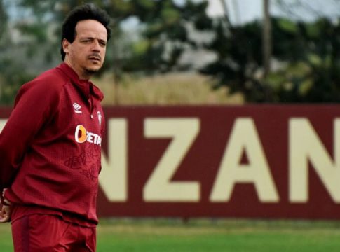 A CBF (Confederação Brasileira de Futebol) tem um acordo com Fernando Diniz, técnico do Fluminense, para que ele assuma interinamente o comando da seleção brasileira.