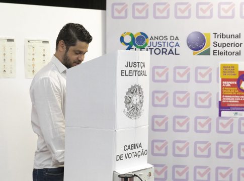 Eleitor fora de ser domicílio deve justificar sua ausência. Foto: Alejandro Zambrana/Secom/TSE