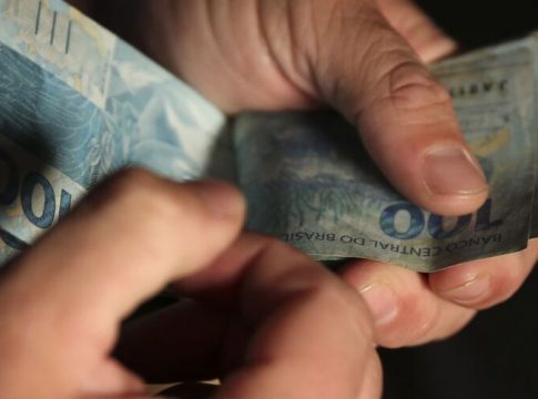 Reajuste do salário mínimo pode ser menor em 2023. Entenda