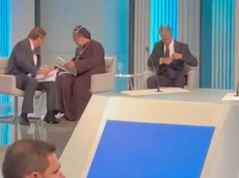 Bolsonaro e Padre Kelmon combinam estratégia no debate