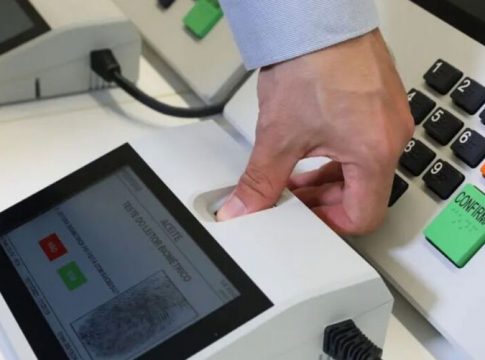 Eleitorado pode se identificar na seção eleitoral usando documento oficial com foto


