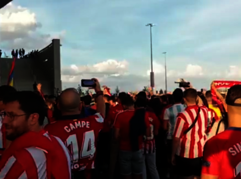 Torcida do Atlético usa cântico racista para ofender Vini Jr