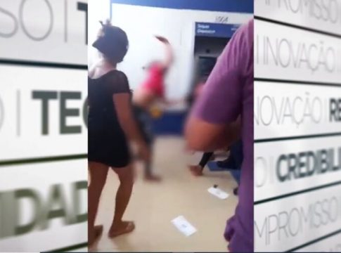 Vídeo: Mulheres trocam tapas e chutes em agência bancária