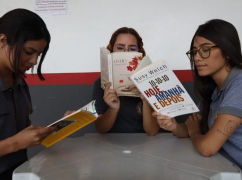 Bombeiros recebe 'casinha de livros' de estímulo à leitura