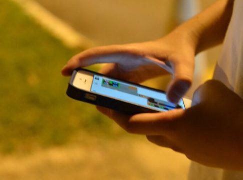 Brasileiros acreditam em notícias via WhatsApp, diz estudo