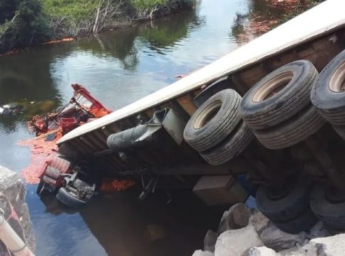 Carreta carregada de tomates cai de ponte sobre Rio no Pará