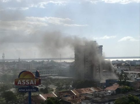 Vídeo: moradores registram fogo em academia de Belém