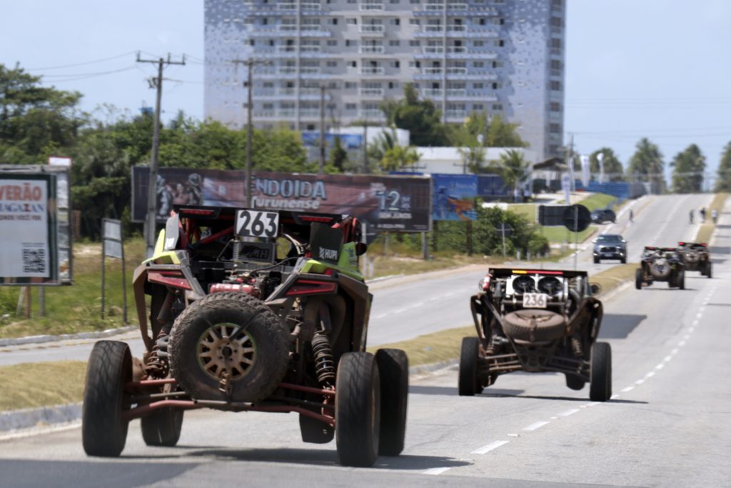Salinas, Pará, Brasil. Bola, Retranca: Rally dos Sertões - Salinas - . Gancho: Rally dos Sertões teve início no último dia 26 de agosto e finaliza neste sábado (10) o cronograma da edição de 2022. O Pará entrou na rota do maior rally do mundo, que realizou o seu percurso passando por cinco regiões do Brasil e oito estados.  O Rally dos Sertões completa nas areias de Salinópolis o roteiro de 7.202 quilômetros, dos quais mais de quatro mil cronometrados. Local: Praia de Salinas. Data: 10/09/2022. Foto: Mauro Ângelo/ Diário do Pará.