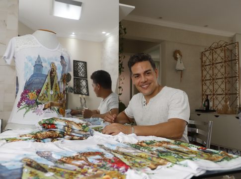 Daniel Penalber trabalha em casa confeccionando camisas personalizadas do Círio
FOTO: Wagner Almeida
