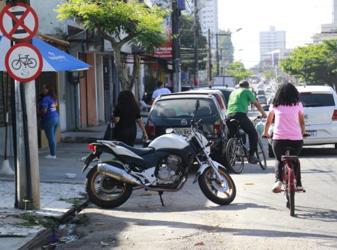 Belém, Pará, Brasil. Cidade, Retranca: INFRAÇÃO / CICLOFAIXAS - . Gancho: é necessário respeitar as ciclofaixas, que são destinadas, exclusivamente, para os ciclistas e para a boa circulação do trânsito. Local:   Trav. Lomas Valentina - Belém. Data: 30/08/2022. Foto: Mauro Ângelo/ Diário do Pará.