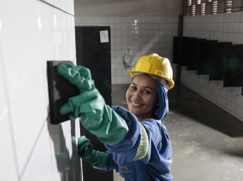Ijaneide Ferreira trabalha como rejunteira nas obras do Mangueirão com carteira assinada.  FOTO: Wagner Almeida