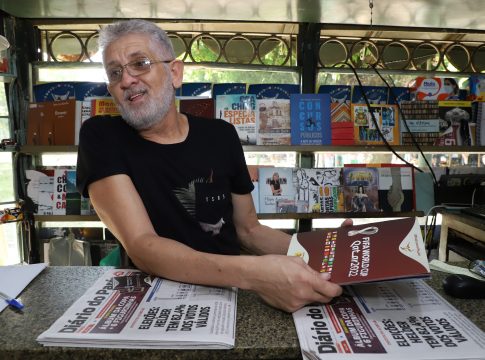 Belém, Pará, Brasil. Cidade. Hoje, 04, o leitor do jornal Diário do Pará levará para casa o álbum de figurinhas da Copa do Mundo do Qatar 2022. Na foto, Alvino Barreto, dono de banca de revista. 04-09-2022. Foto-Wagner Santana/Diário do Pará.