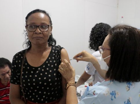 Odilene decidiu tomar a terceira dose na unidade de saúde da Cremação.  FOTOs: RICARDO AMANAJÁS