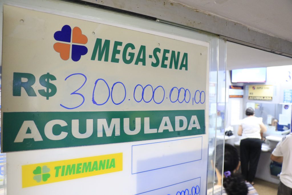 A Mega-Sena deve pagar R$ 300 milhões neste sábado. Foto: Ricardo Amanajás / Diario do Pará A Mega-Sena deve pagar R$ 300 milhões neste sábado. Foto: Ricardo Amanajás / Diario do Pará
