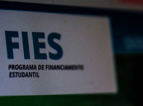 A Comissão de Educação do Senado aprovou, nesta terça-feira (12), proposta que prevê a possibilidade de estudantes com dívidas do Fundo de Financiamento Estudantil (Fies) saldarem parte de seus débitos prestando serviço público