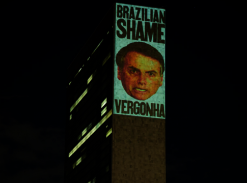 Projeção em N.Y chama Bolsonaro de 'vergonha brasileira'