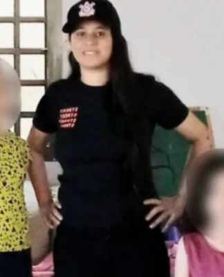 Mãe que matou filhas a facadas acha que "fez bem a elas"