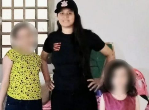 Mãe que matou filhas a facadas acha que "fez bem a elas"