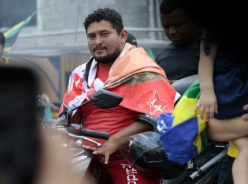 Homem se "veste de PT e Lula" para ato de Bolsonaro em Belém