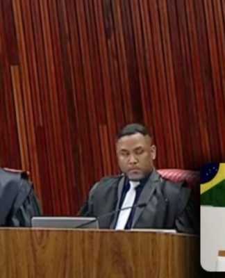 Moraes faz sinal de "degola" em julgamento sobre Bolsonaro