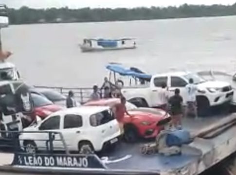 Balsa desgovernada que saiu de Belém destrói barcos no Amapá