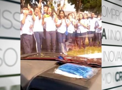 Após prisão, professor é recebido com festa no Rego Barros