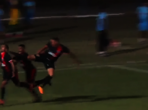 Atacante faz gol e leva voadora de companheiro ao comemorar