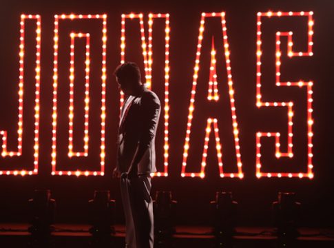 Jonas Esticado se inspira em Elvis Presley em novo clipe