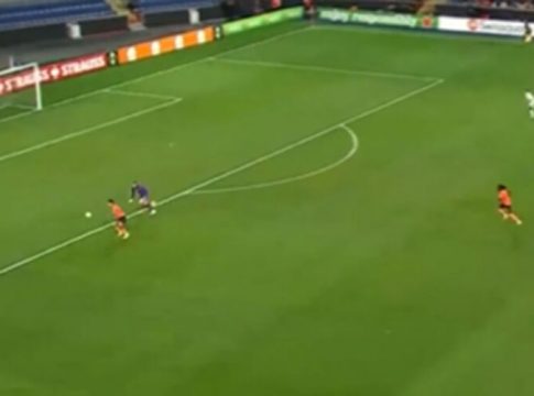 Vídeo: goleiro faz embaixadinha, falha e toma gol bizarro