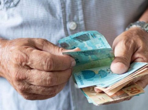 O governo quer antecipar o pagamento das parcelas do 13º deste ano aos aposentados e pensionistas do INSS