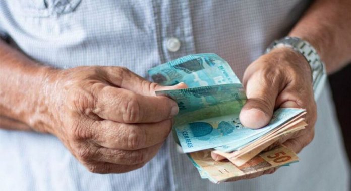 O governo quer antecipar o pagamento das parcelas do 13º deste ano aos aposentados e pensionistas do INSS