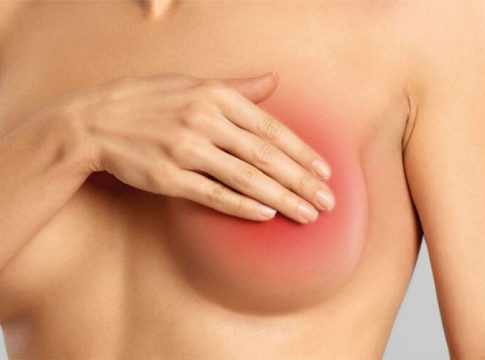 Especialistas alertam para diagnóstico precoce e importância do autoexame mesmo antes da idade indicada para mamografia