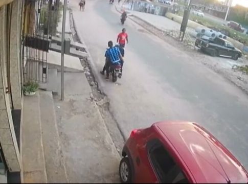 Vídeo: dupla assalta padaria e assusta clientes em Belém