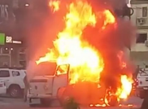 Vídeo: carro pega fogo no meio da Avenida João Paulo II