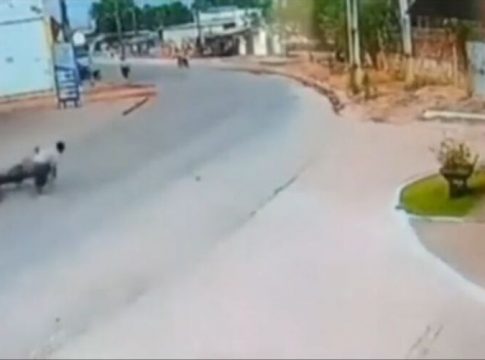 Vídeo:
homem atropela assaltantes que roubaram celular