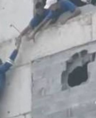 Operário pendurado no alto de prédio é resgatado por colegas