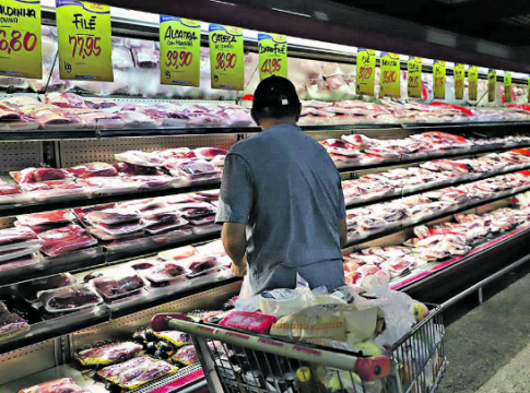 Consumidores trocam marca de leite, óleo, arroz e feijão 