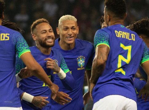 Racismo, porrada no Neymar e Hino vaiado unem a Seleção